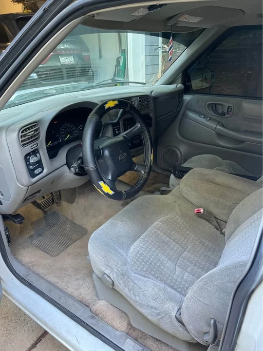 2000 Chevrolet S-10 - Image 3 of 16