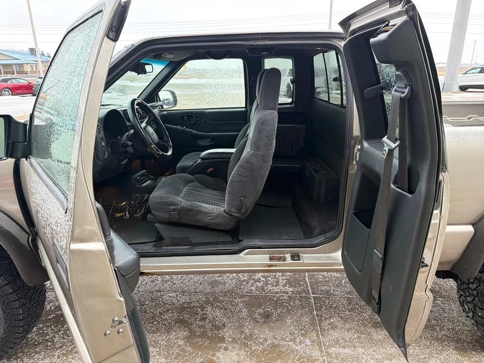 2000 Chevrolet S-10 - Image 11 of 12