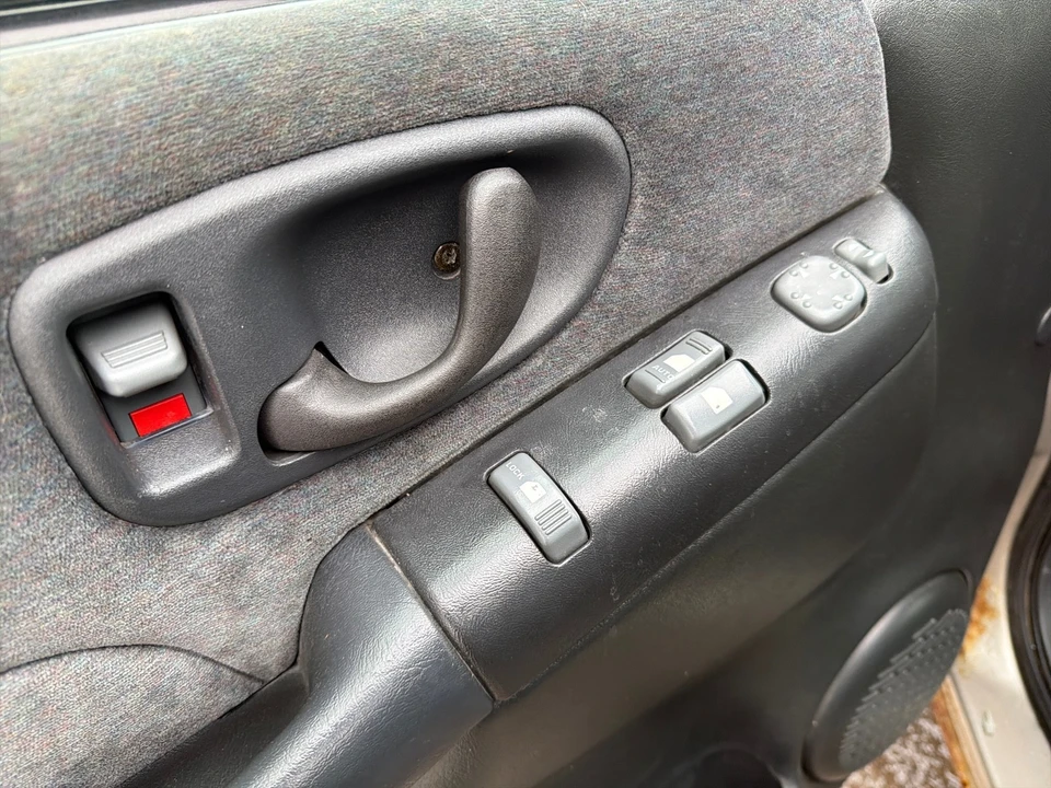 2000 Chevrolet S-10 - Image 9 of 12