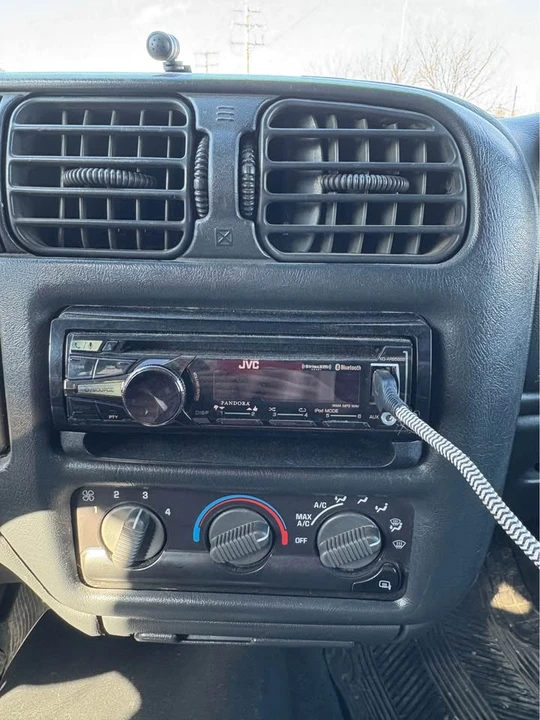 2000 Chevrolet S-10 - Image 3 of 3