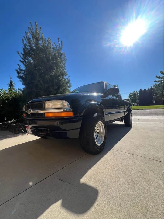 2000 Chevrolet S-10 - Image 2 of 14