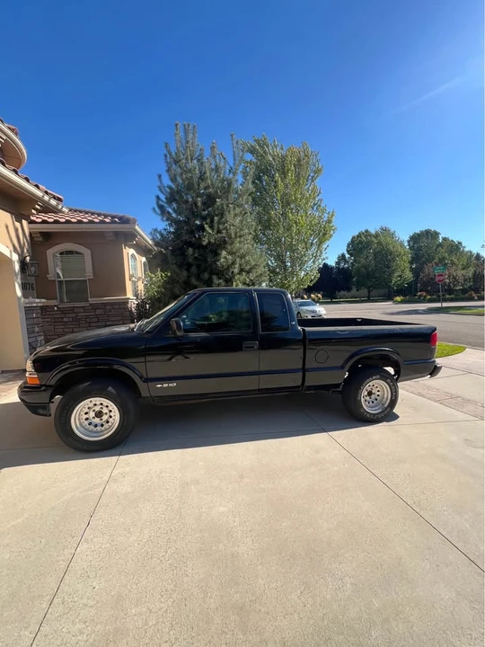 2000 Chevrolet S-10 - Image 3 of 14