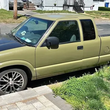 2000 Chevrolet S10 Extended Cab Pickup 3D 6 ft