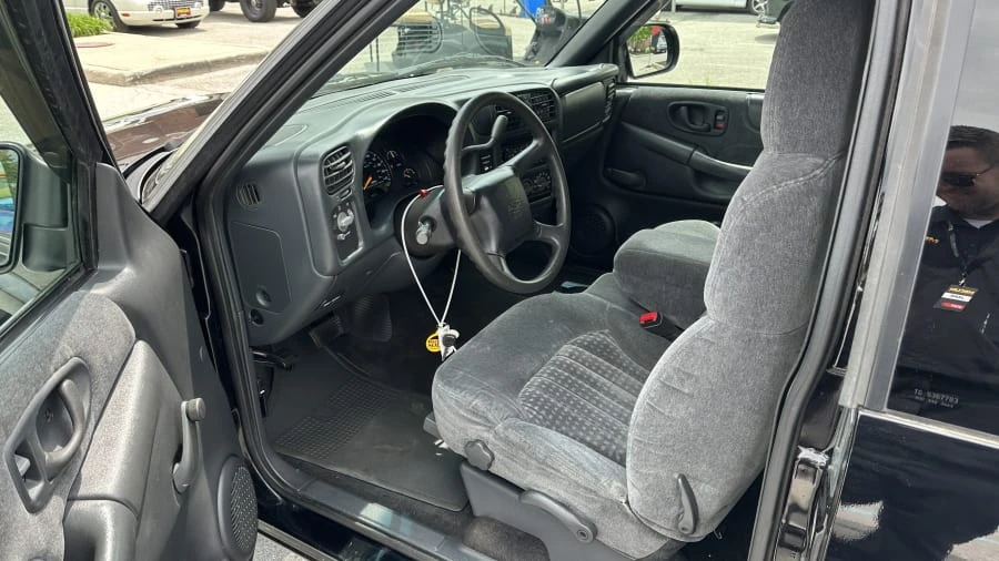2000 Chevrolet S-10 - Image 3 of 4