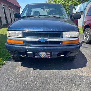 2000 Chevrolet S10 Regular Cab LS Pickup 2D 6 ft