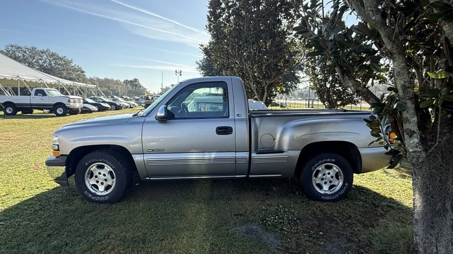 2000 Chevrolet Silverado 1st Gen - Image 2 of 9
