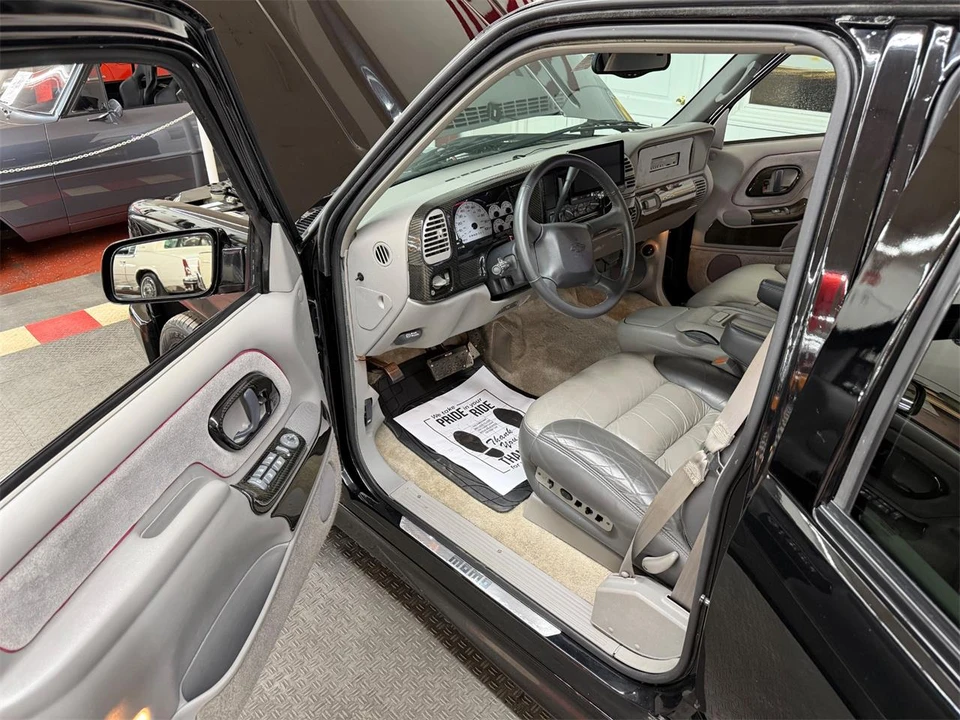 2000 Chevrolet Tahoe 2nd Gen - Image 16 of 31