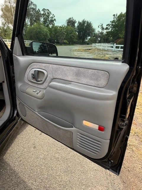 2000 Chevrolet Tahoe 1st Gen - Image 15 of 21