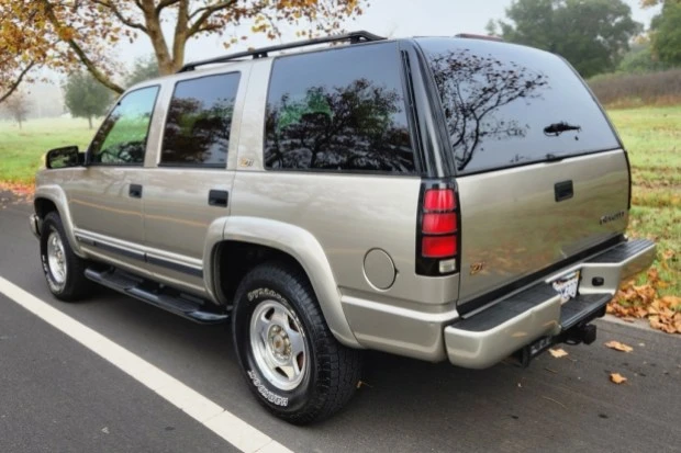 2000 Chevrolet Tahoe 1st Gen - Image 2 of 7