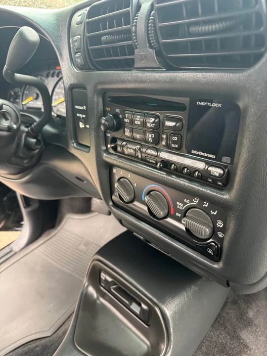 2000 Chevrolet S-10 - Image 16 of 17