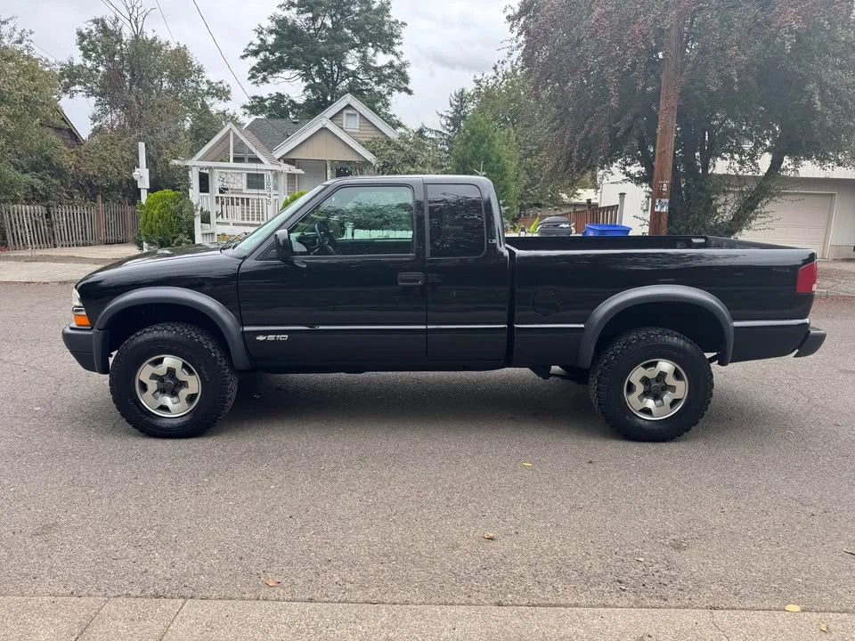 2000 Chevrolet S-10 - Image 2 of 17