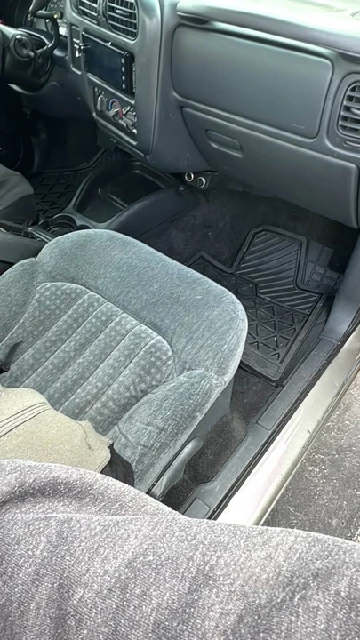 2000 Chevrolet S-10 - Image 3 of 11