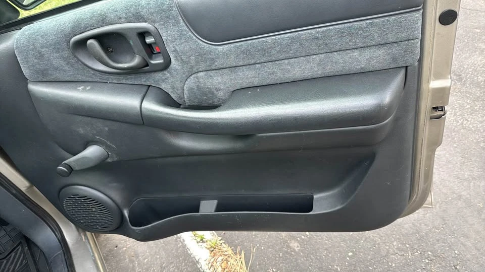 2000 Chevrolet S-10 - Image 2 of 11