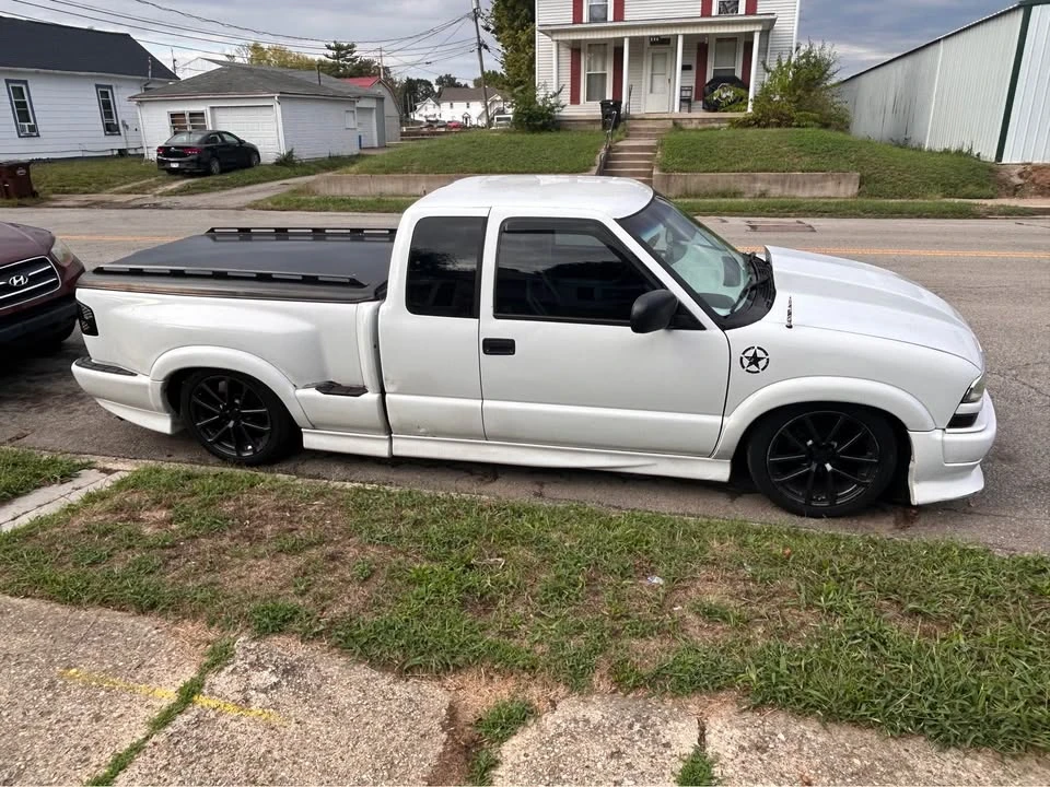 2000 Chevrolet S-10 - Image 2 of 13