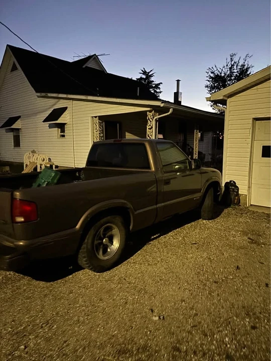 2000 Chevrolet S-10 - Image 3 of 5