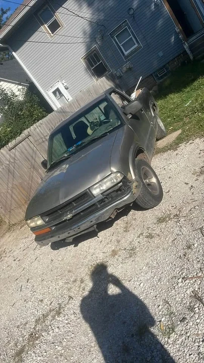 2000 Chevrolet S-10 - Image 2 of 3