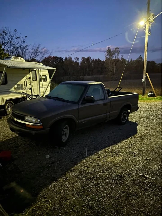 2000 Chevrolet S-10 - Image 2 of 5
