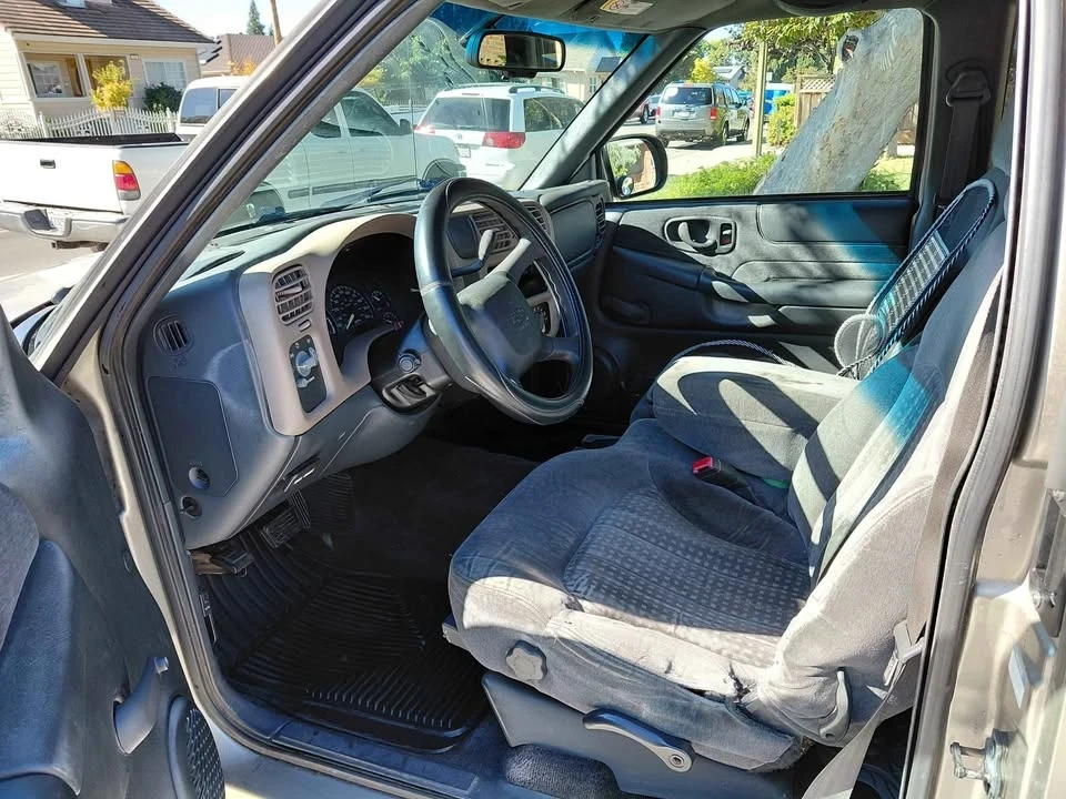 2000 Chevrolet S-10 - Image 4 of 9