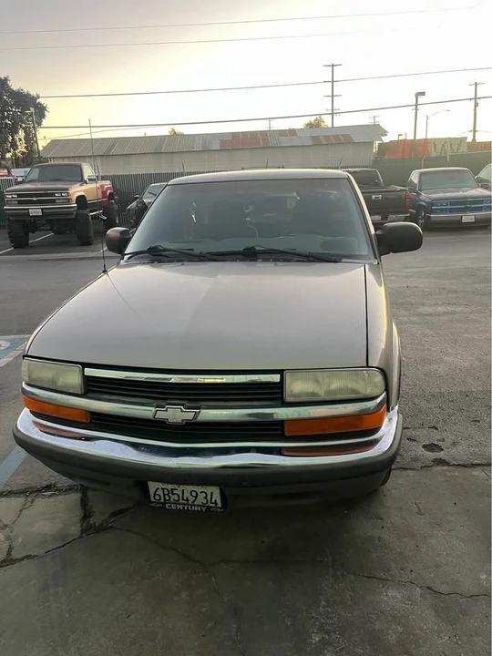 2000 Chevrolet S-10 - Image 2 of 11