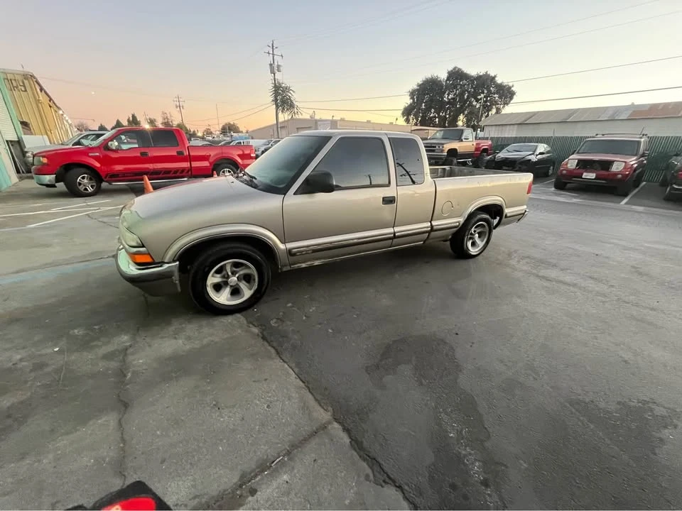 2000 Chevrolet S-10 - Image 3 of 11