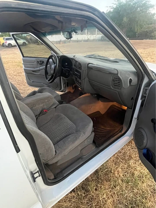 2000 Chevrolet S-10 - Image 3 of 5