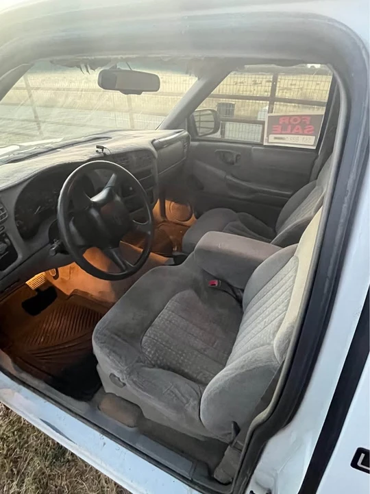 2000 Chevrolet S-10 - Image 2 of 5