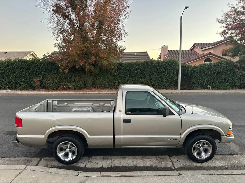 2000 Chevrolet S-10 - Image 2 of 11