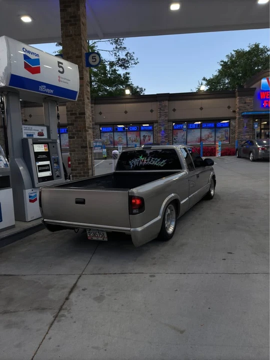 2000 Chevrolet S-10 - Image 2 of 8