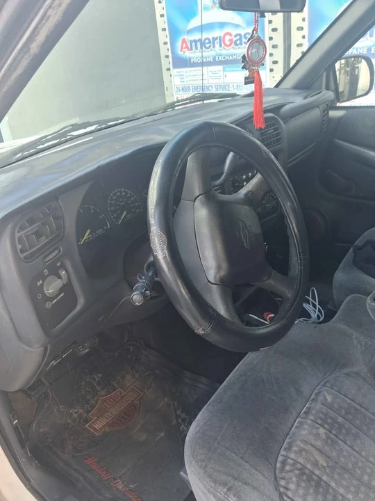 2000 Chevrolet S-10 - Image 3 of 11