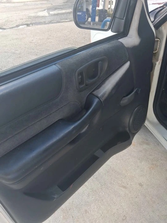 2000 Chevrolet S-10 - Image 2 of 11