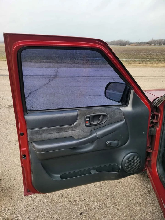 2000 Chevrolet S-10 - Image 9 of 13