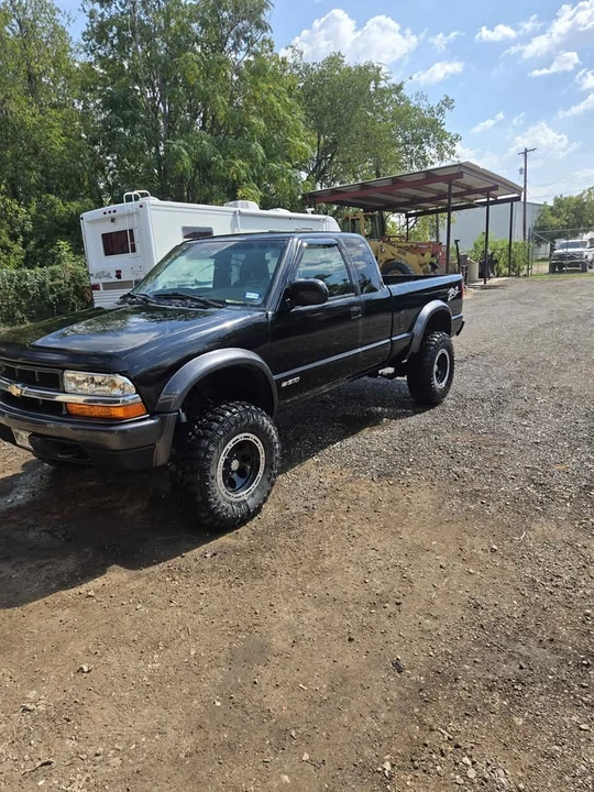 2000 Chevrolet S-10 - Image 2 of 8