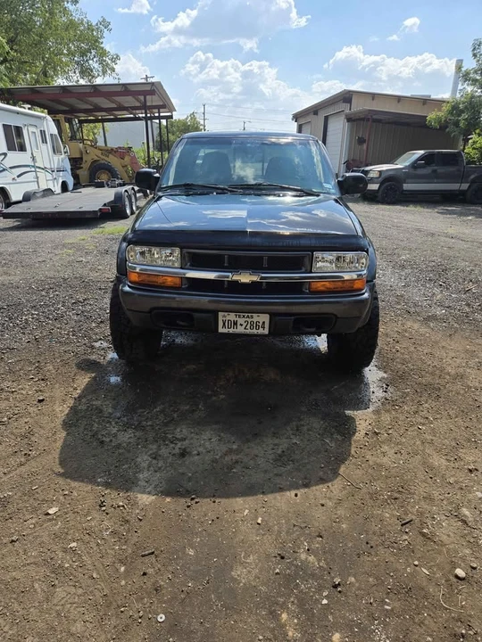 2000 Chevrolet S-10 - Image 3 of 8