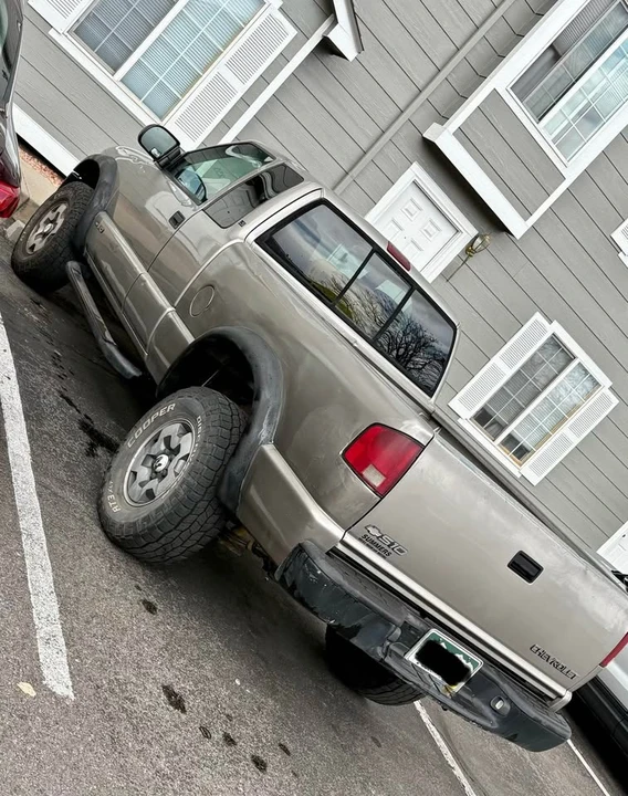 2000 Chevrolet S-10 - Image 3 of 9