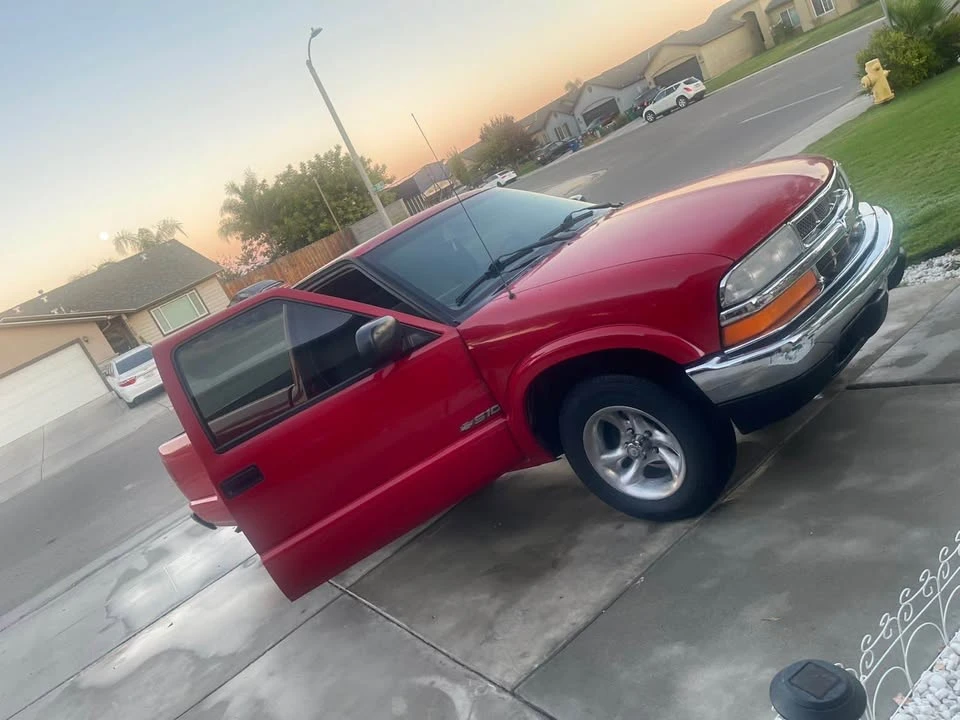 2000 Chevrolet S-10 - Image 2 of 6
