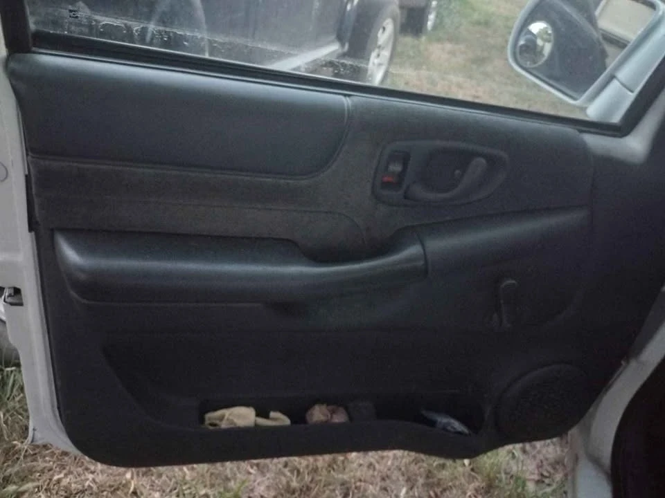 2000 Chevrolet S-10 - Image 5 of 16