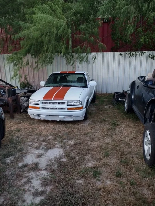2000 Chevrolet S-10 - Image 2 of 16