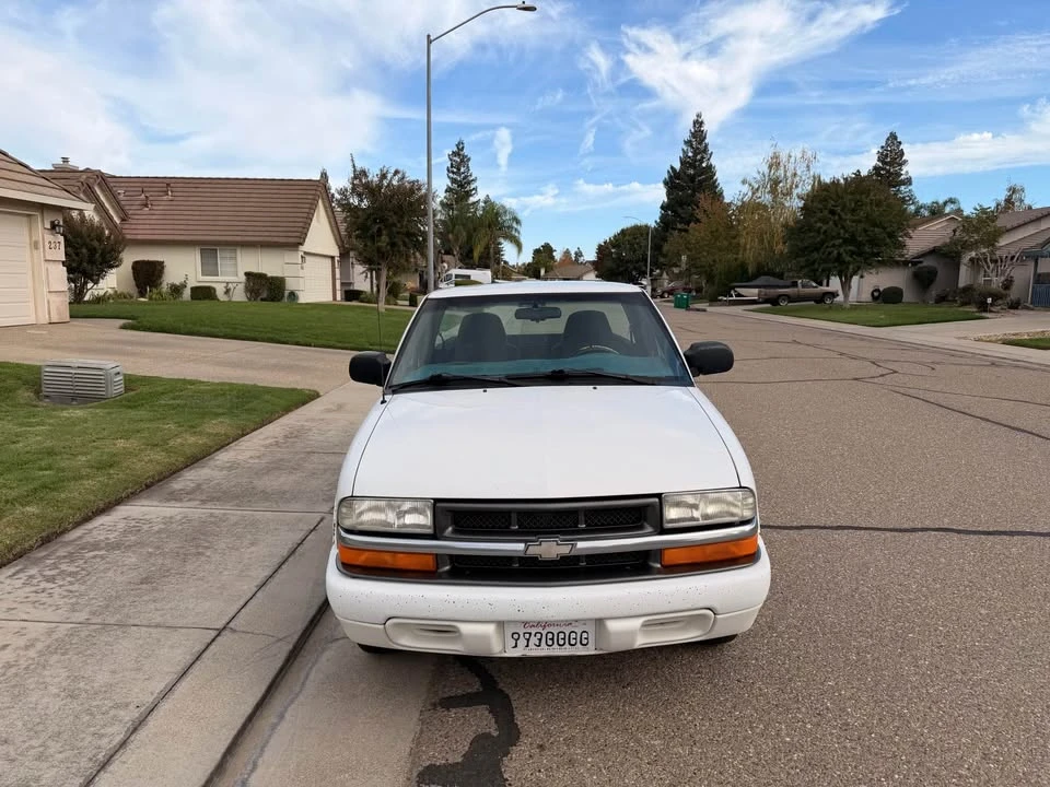 2000 Chevrolet S-10 - Image 2 of 10