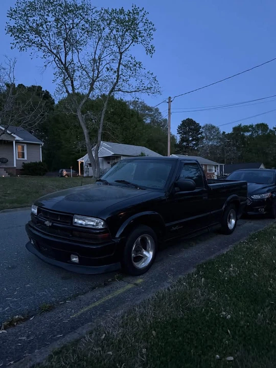2000 Chevrolet S-10 Blazer 2nd Gen - Image 2 of 8