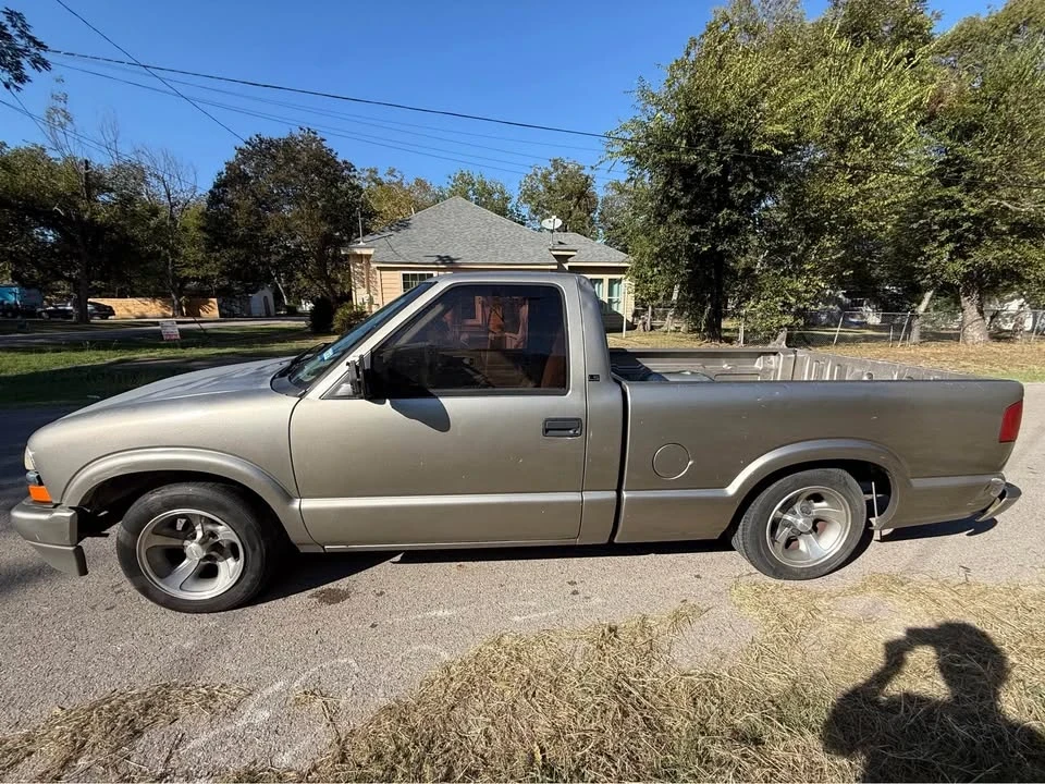 2000 Chevrolet S-10 - Image 2 of 5