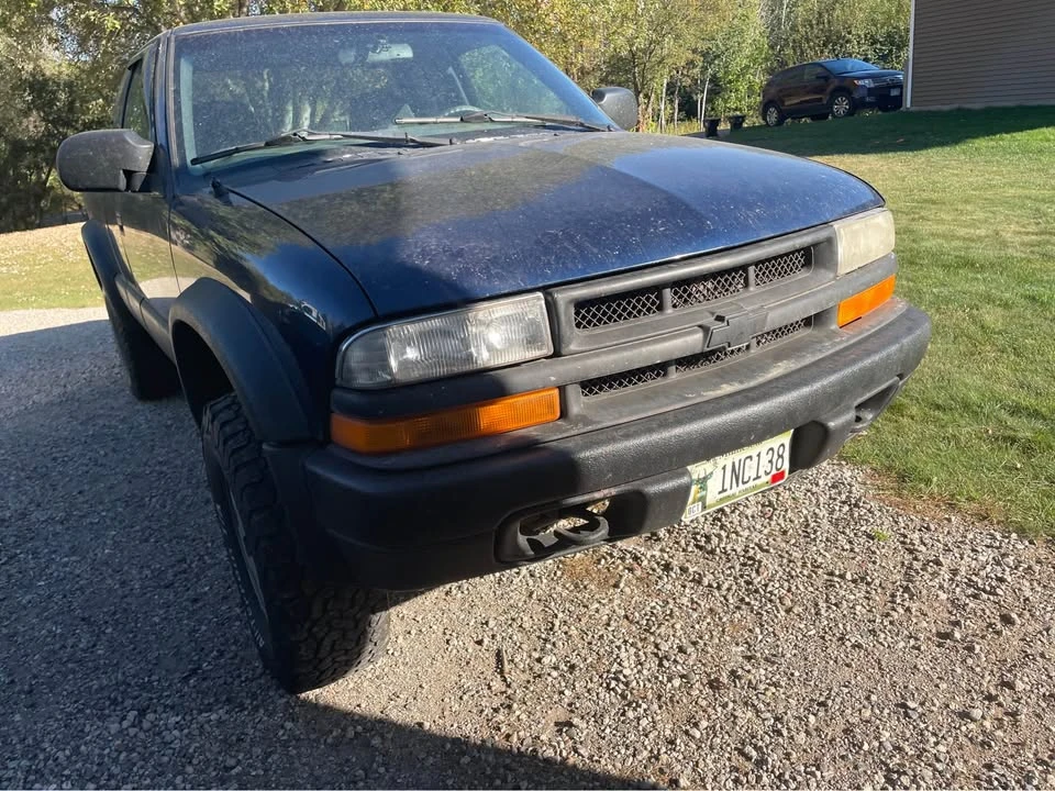 2000 Chevrolet S-10 - Image 2 of 12