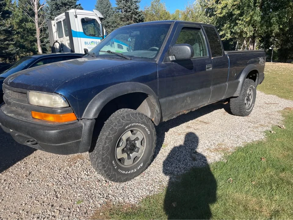 2000 Chevrolet S-10 - Image 3 of 12