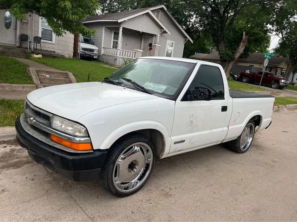 2000 Chevrolet S-10 - Image 2 of 3