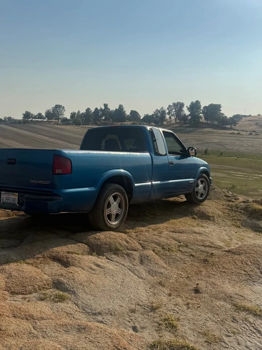 2000 Chevrolet S-10 - Image 4 of 5