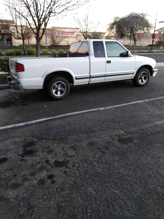 2000 Chevrolet S-10 - Image 2 of 3