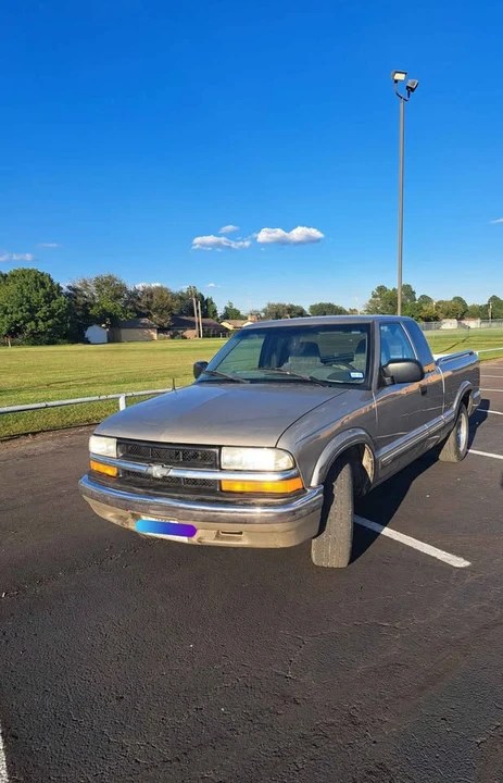 2000 Chevrolet S-10 - Image 3 of 8