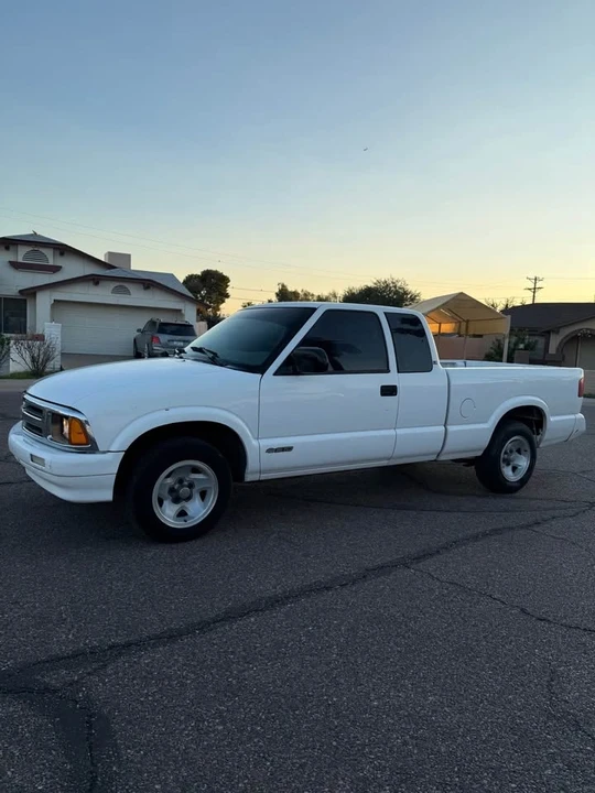 2000 Chevrolet S-10 - Image 2 of 9