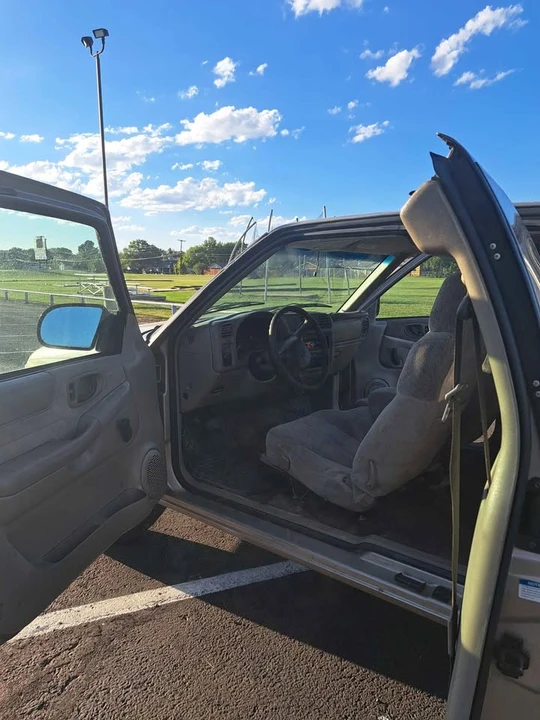 2000 Chevrolet S-10 - Image 7 of 8