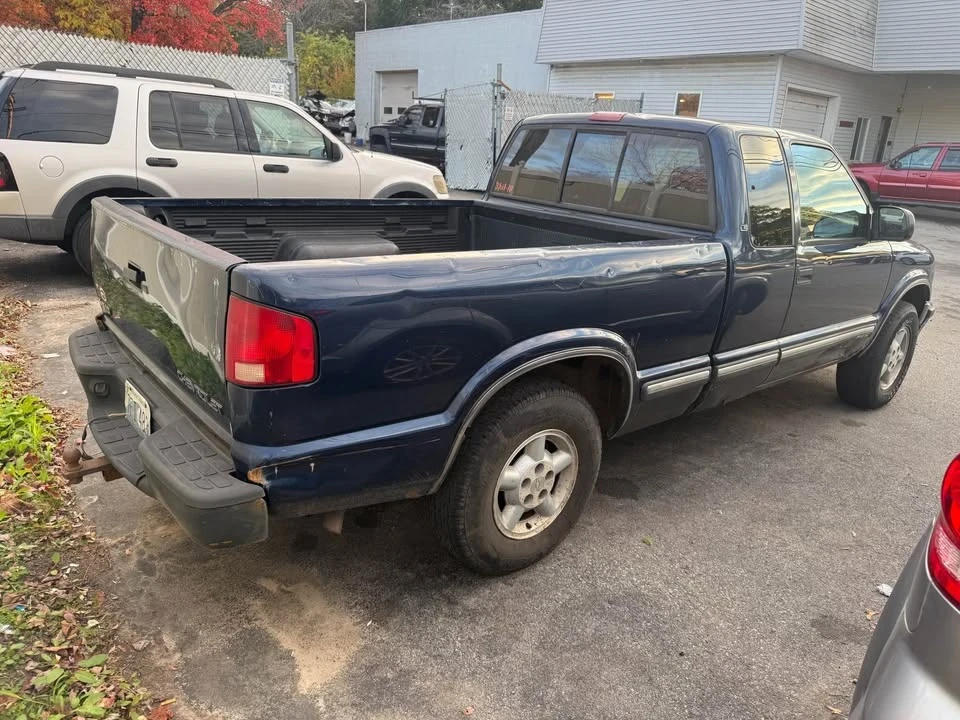 2000 Chevrolet S-10 - Image 4 of 9