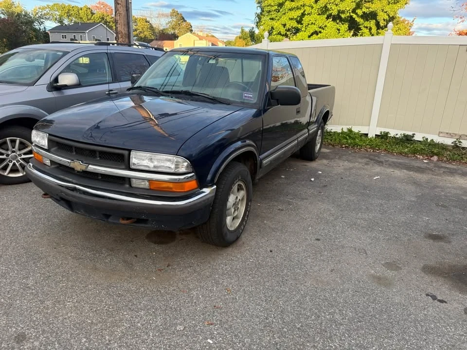 2000 Chevrolet S-10 - Image 2 of 9